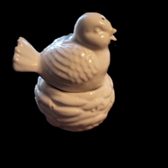 White Bird on a Nest Ceramic Salt Pepper Shakers Stacking set Nesting Vintage - Picture 2 of 9
